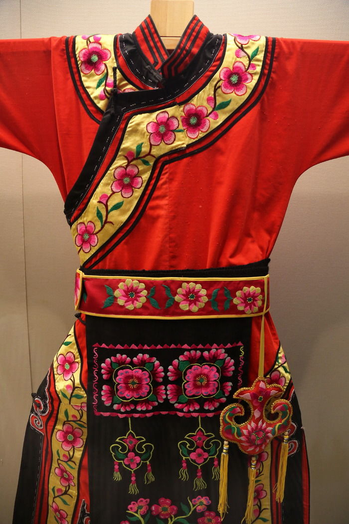 彝族服饰-花腰刺绣的万紫千红