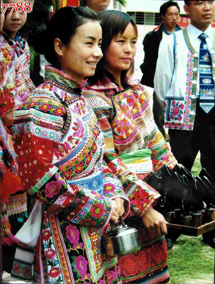 云南56个民族服装服饰的山野本色-大地为衣，自然为饰