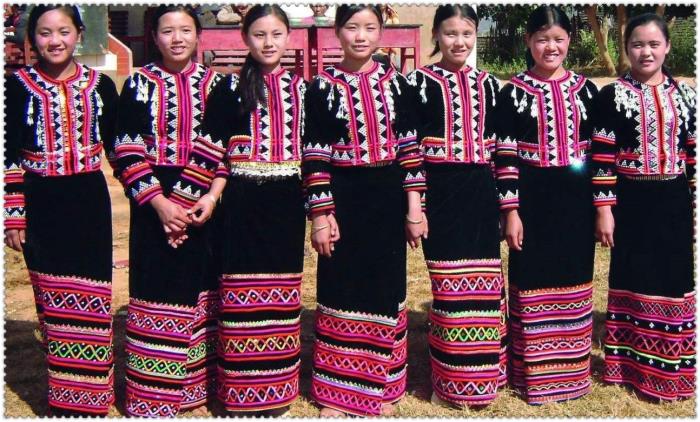 拉祜族妇女短衣筒裙
