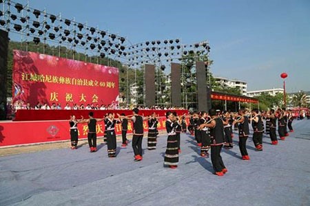 一城连三国的民族自治县60周年庆典晚会民族服饰定制