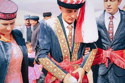 塔吉克族青年服装