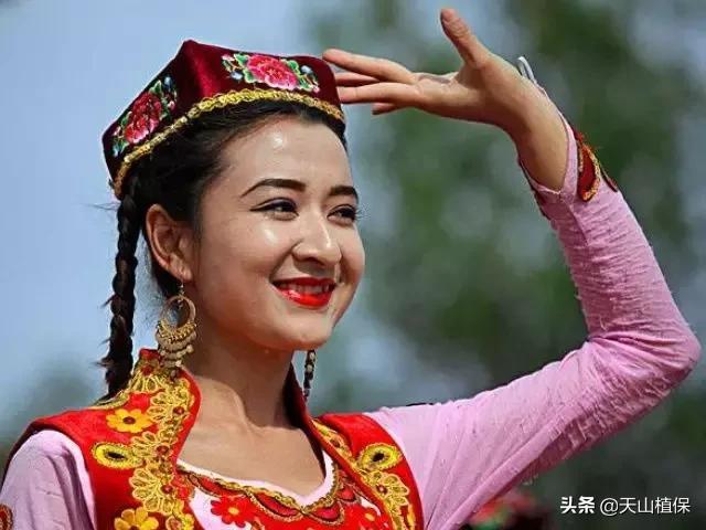 新疆维吾尔族民族服装的特点图片以及民族文化
