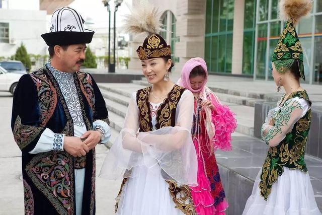 新疆维吾尔族民族服饰介绍